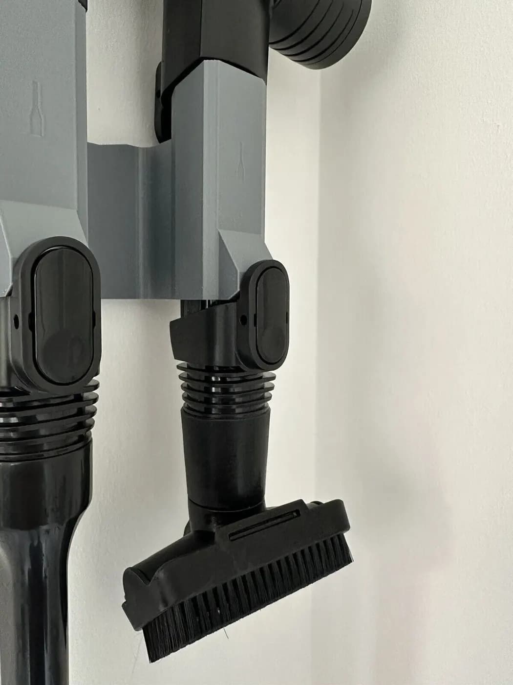 Shark Stratos IZ420 Pet Pro Cordless Vacuum Wall Mount accessory holder dock, view 5