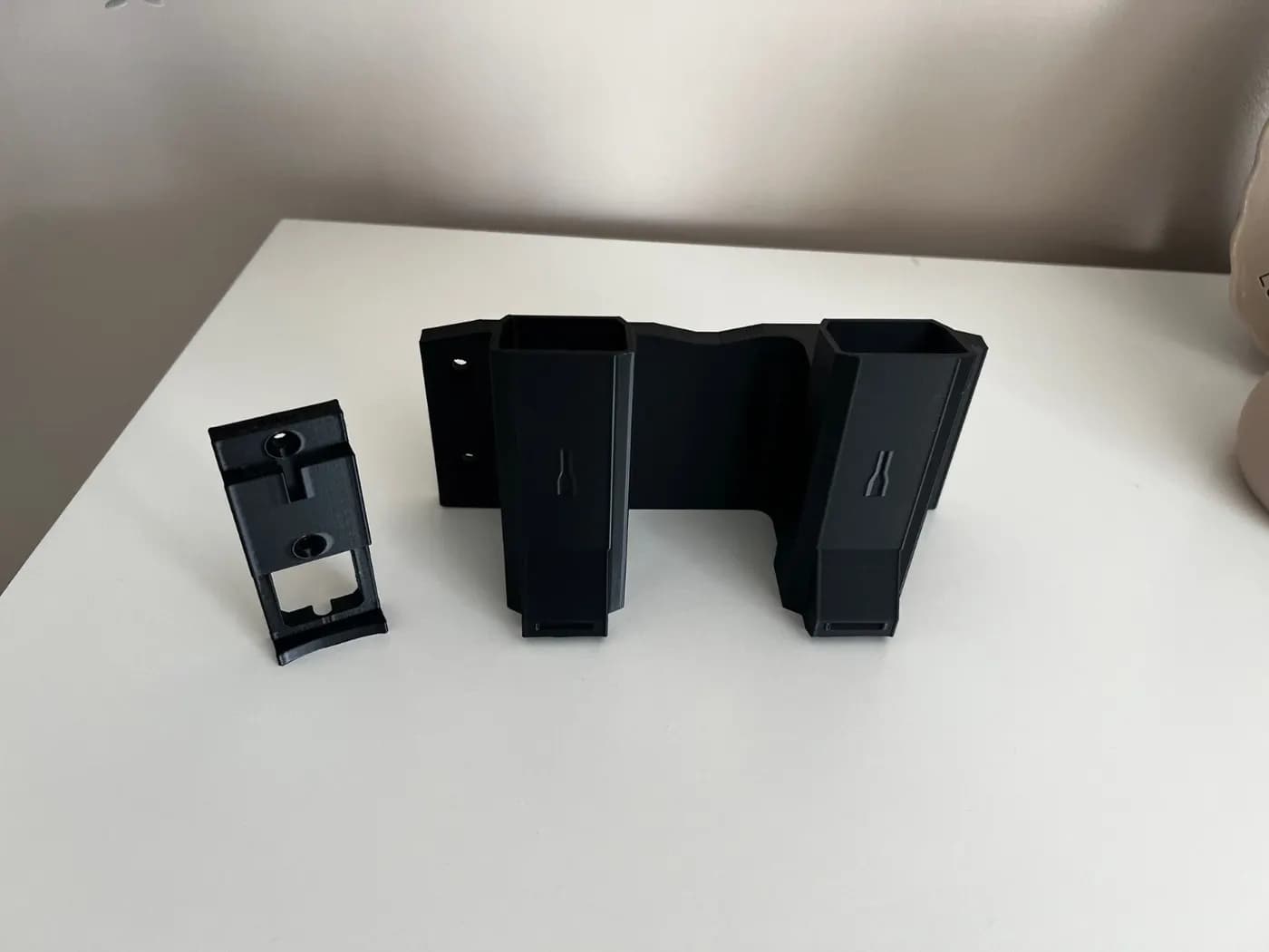 Shark Stratos Vacuum Black Wall Mount accessory holder cable management IZ400, view 2
