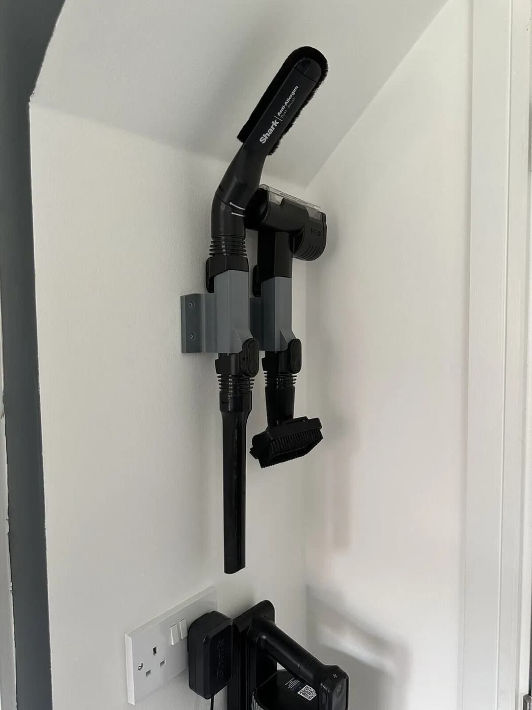 Shark Stratos Vacuum Black Wall Mount accessory holder cable management IZ400, view 10